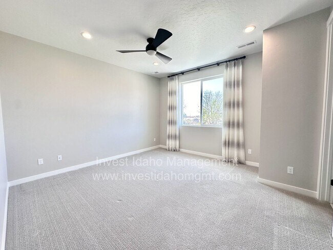 Building Photo - Luxury Living in the Heart of Star, ID – Gated Townhome with High-End Finishes