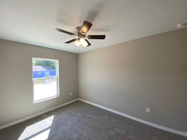 Building Photo - Desirable SE Ocala Neighborhood 3/2/2 *WON'T LAST*