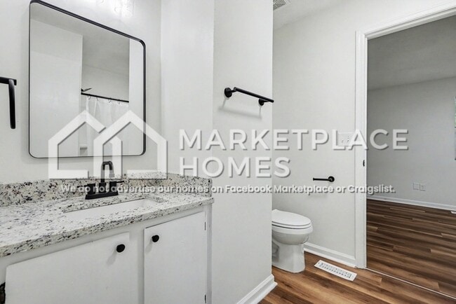 Building Photo - 5128 Lakeview Ct