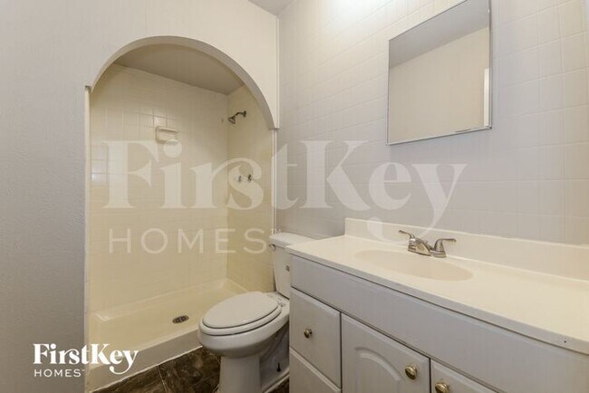 Building Photo - 3317 Kenwood Dr