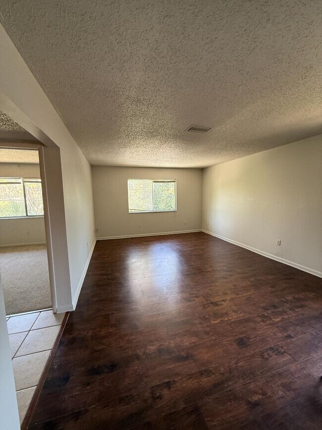 Building Photo - 136 Country Club Dr
