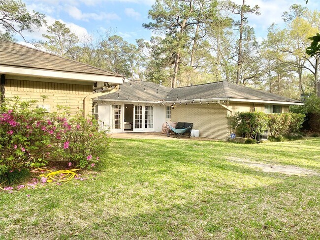 Building Photo - 729 Camelot Ln