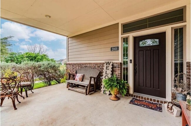 Building Photo - 2001 Herzog