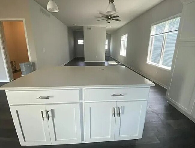 Building Photo - Newer 3BR 2.5ba house in Urbandale, available July 6th!