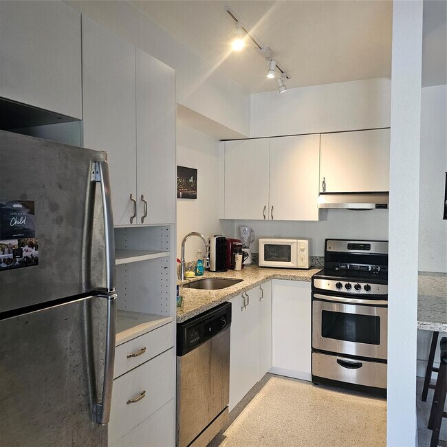 Building Photo - 1354 Bayview Dr