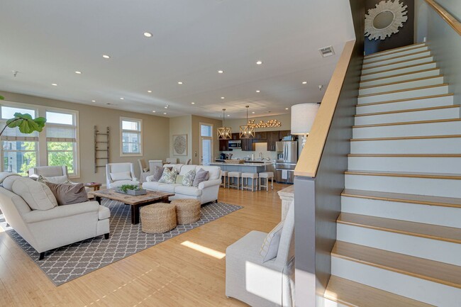 Building Photo - Stunning unfurnished 3BR/2.5BA Condo in Prime Belmont/Vanderbilt Location!