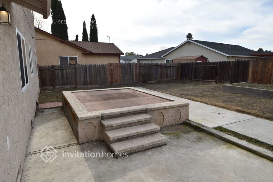 Building Photo - 560 E Wigeon Way