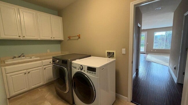 Building Photo - Concord! Beautiful Crystal Ranch home, 5 bedroom 3.5 baths, 3200 sq ft.