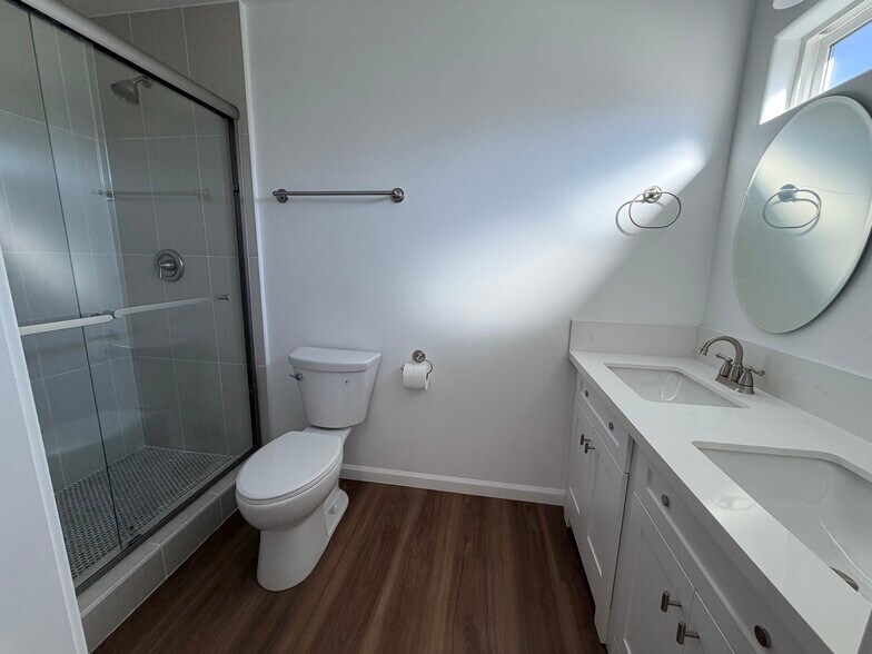 Bedroom 1 bathroom - 10233 Collett Ave