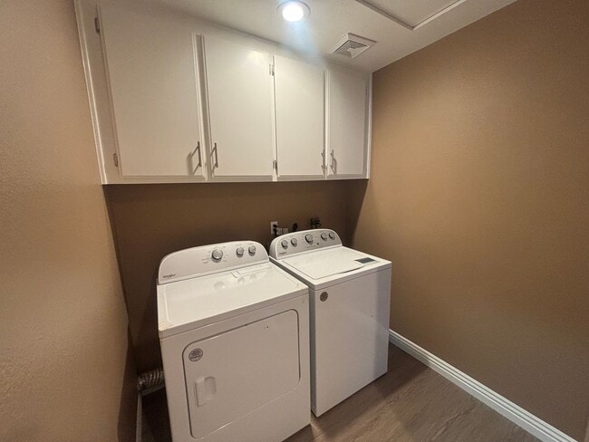 Building Photo - Beautiful 2-Bedroom Upper Corner Unit Townhome in Stevenson Ranch!