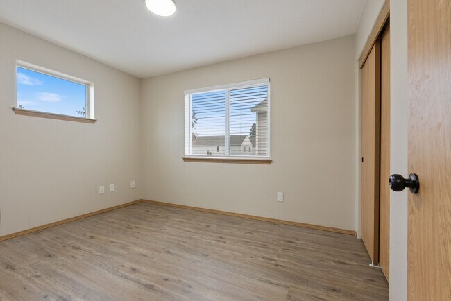 Building Photo - Spacious 2-Bedroom/1.5 bathroom in SE Portland