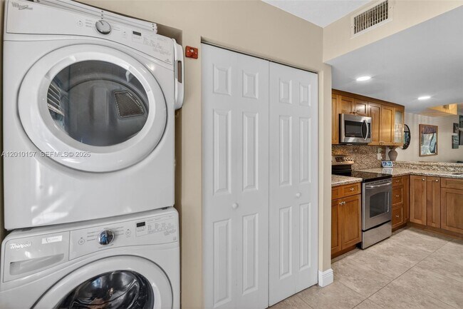 Building Photo - 4250 SW 70th Terrace