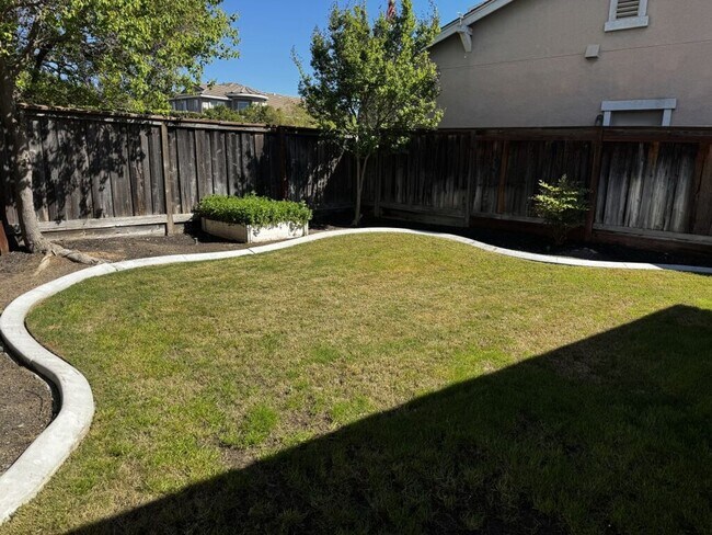 Building Photo - Beautiful and spacious 4 bedroom/ 2.5 bathroom home