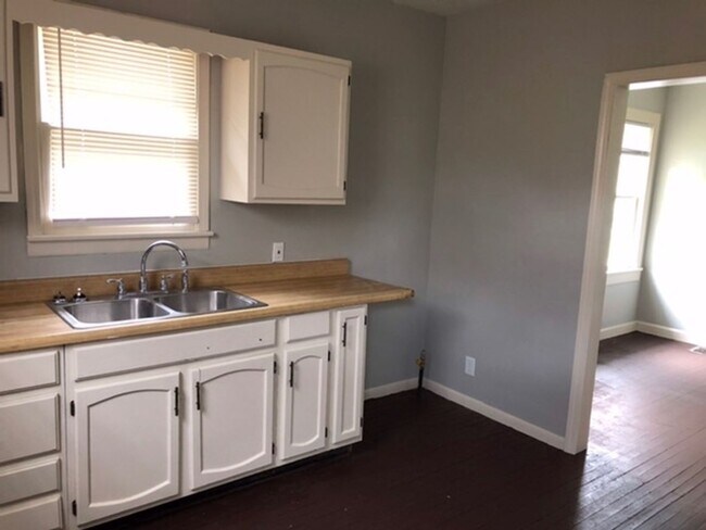 Building Photo - Nice 3 bedroom one bath in the southend