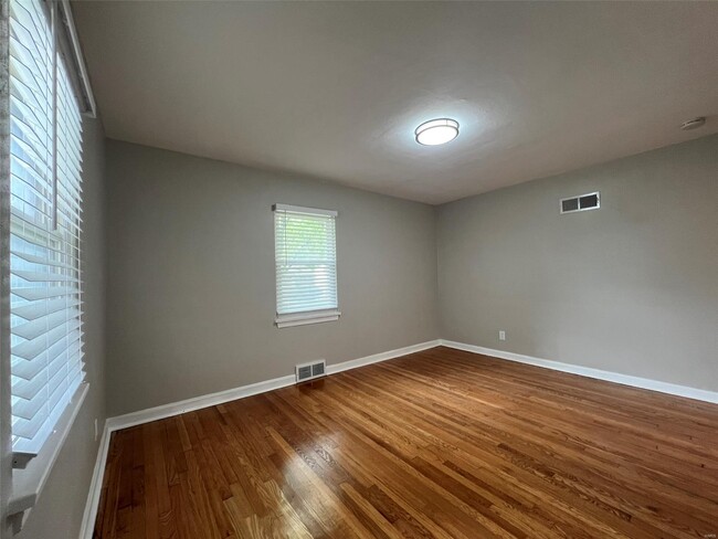 Building Photo - 6911 Pine Ridge Dr