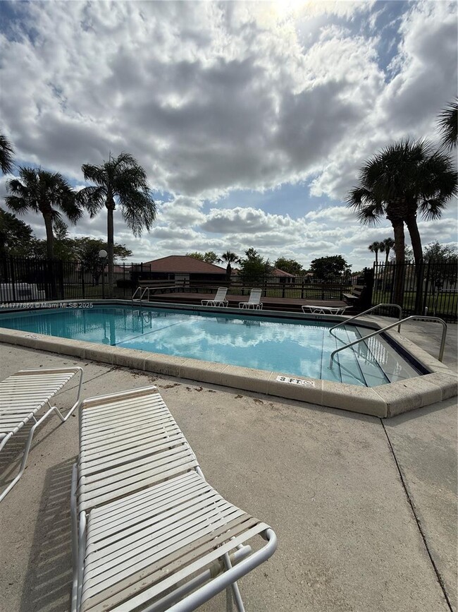 Building Photo - 9961 Three Lakes Cir