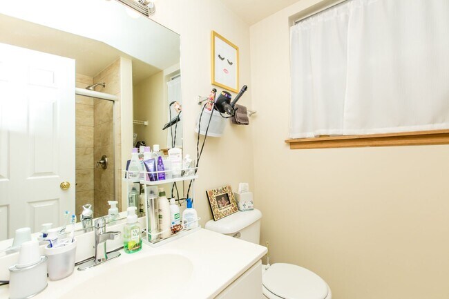 Building Photo - Condo Quality 3Bed/2bath in Wicker Park! In-Unit Laundry! Central Air! Blue Line!