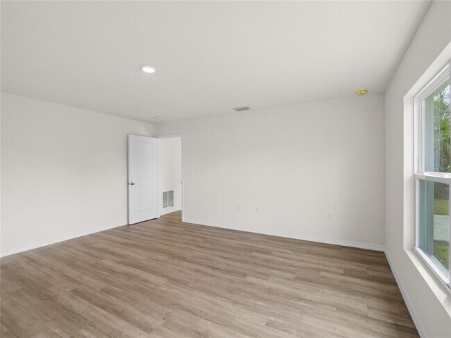Building Photo - 5255 Farmington Ave