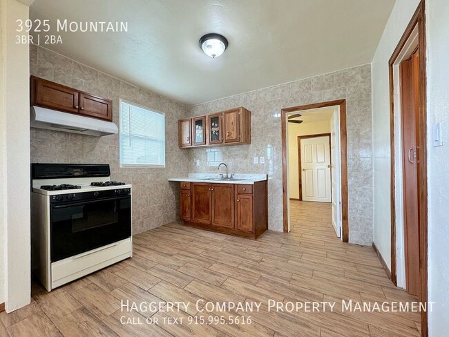 Building Photo - Central El Paso 3 bed with bonus office an...