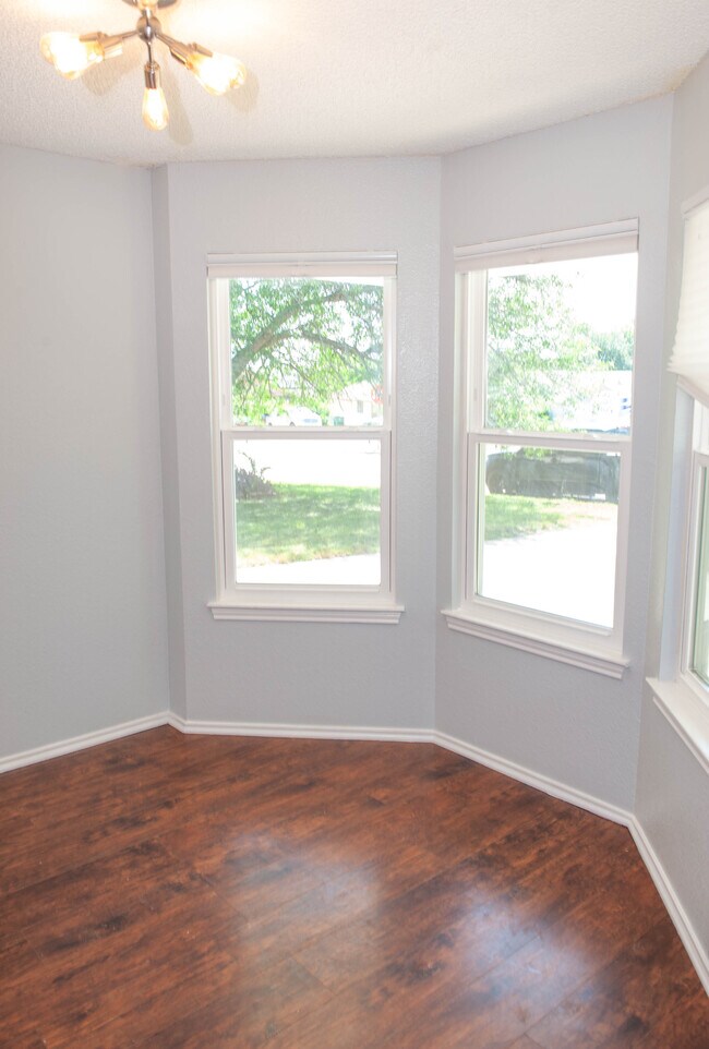 Building Photo - 1002 Cresswell Dr