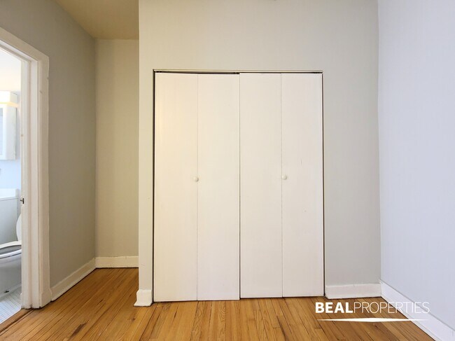 Building Photo - 1050 W George St