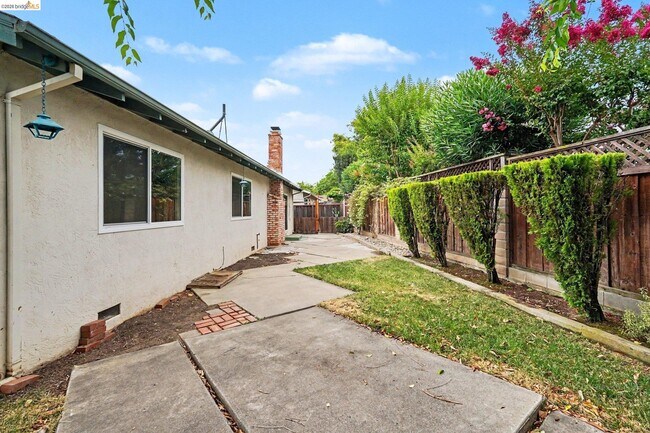 Building Photo - 1359 Anza Way