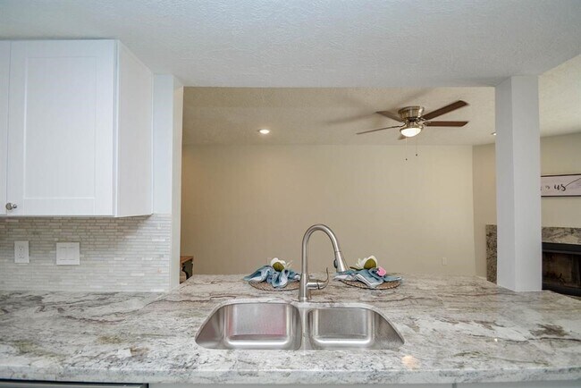 Building Photo - 978 Memorial Village Dr