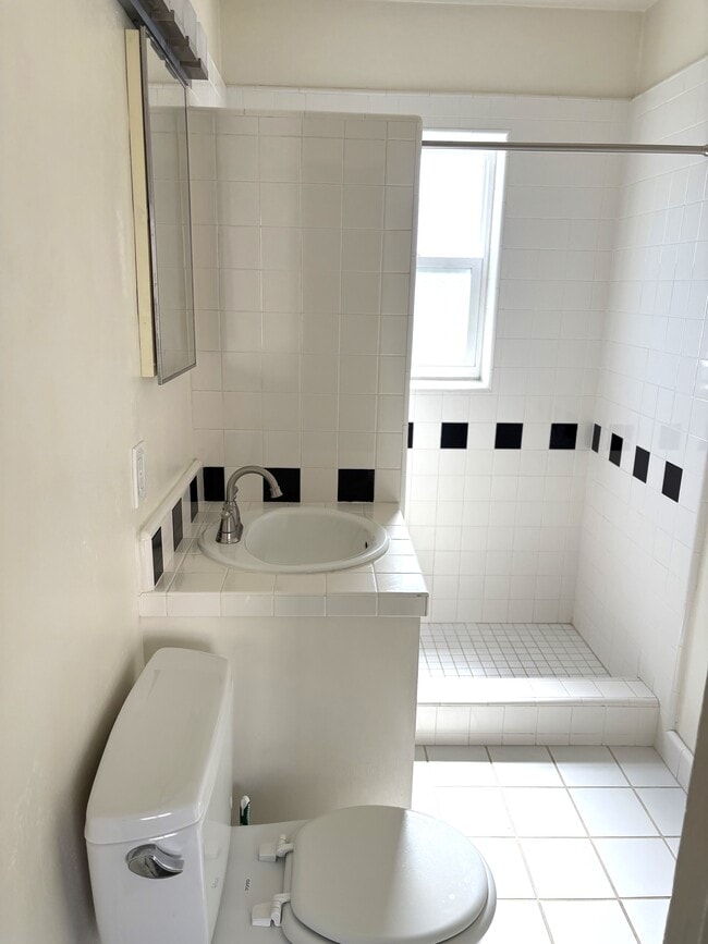 Bath - 3361 Strandway