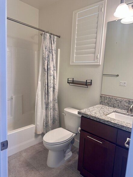 Bath room - 1866 Vista del Sol