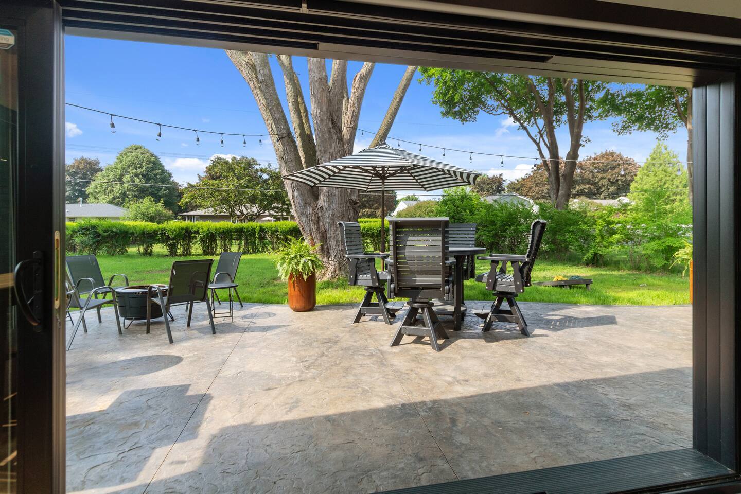 Building Photo - 1095 April Ln