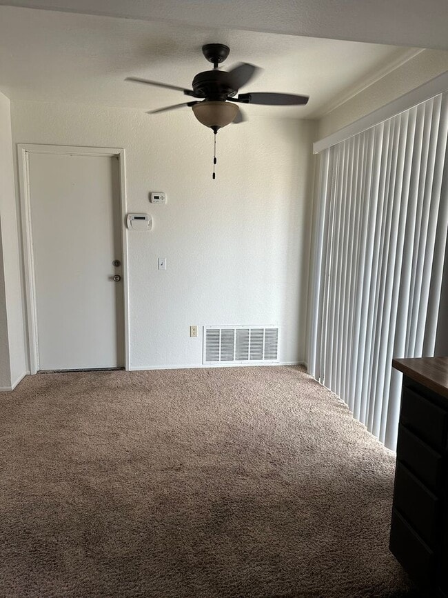 Building Photo - 3 BEDROOM SINGLE STORY