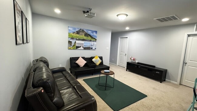 Building Photo - 318 OldCastle Dr