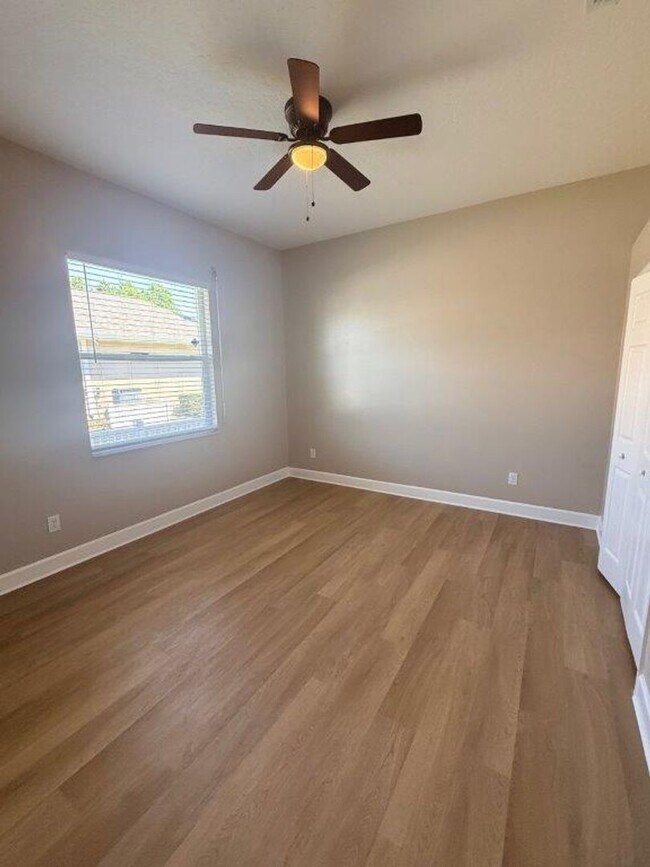 Building Photo - 3838 Peacock Dr