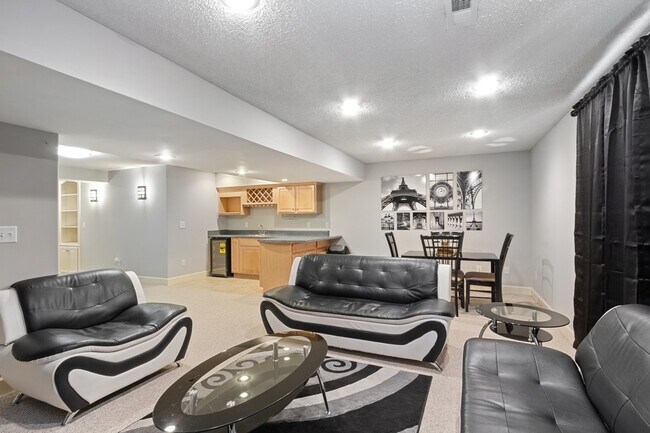 Building Photo - 5337 Meadowlark Dr