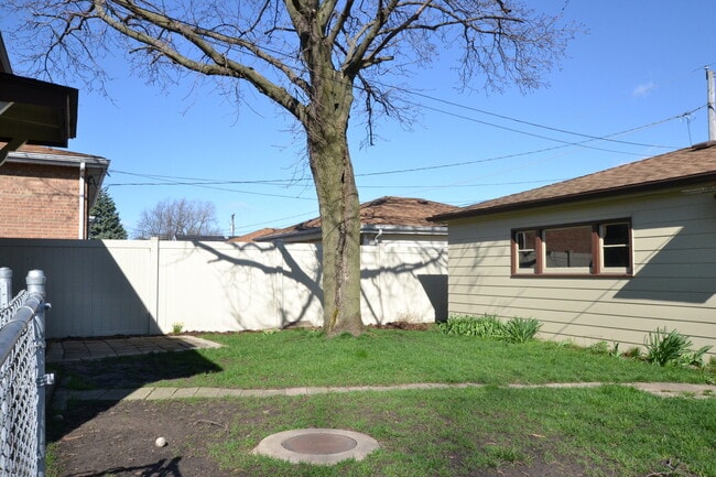 Building Photo - 2900 W 101st Pl