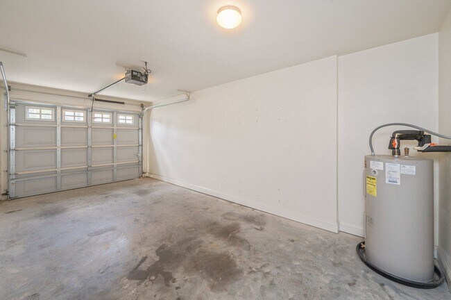 Building Photo - 2 Bedroom Townhouse in Crestview!