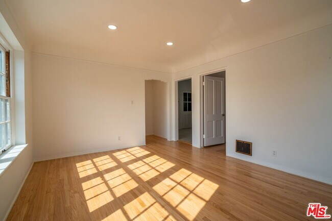 Building Photo - 1558 S Genesee Ave