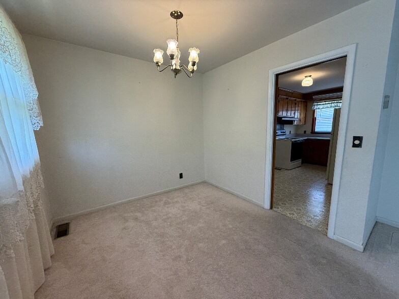 Building Photo - 490 Sunliner Dr