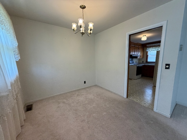 Building Photo - 490 Sunliner Dr