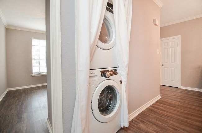 Building Photo - 2255 Braeswood Park Dr