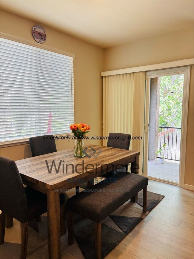 Building Photo - Stylish & Spacious 2 bedroom-/1 bath Condo in Astoria at Gateway Oaks!