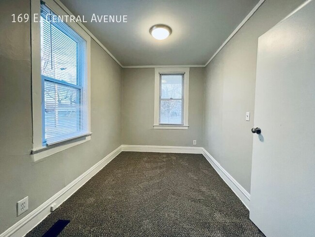 Building Photo - Newly Updated 2 Bedroom In Downtown Delaware!