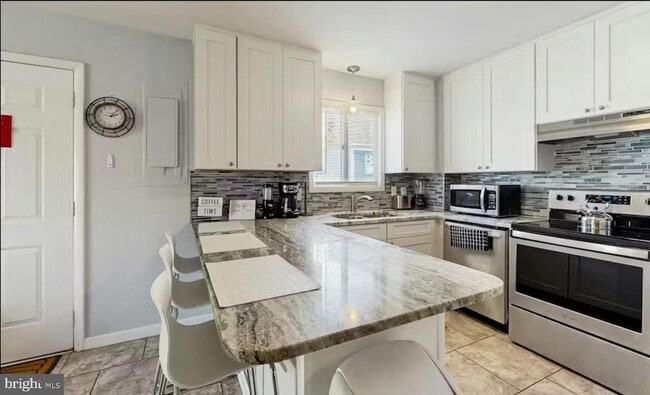 Building Photo - 105 Jamestown Rd