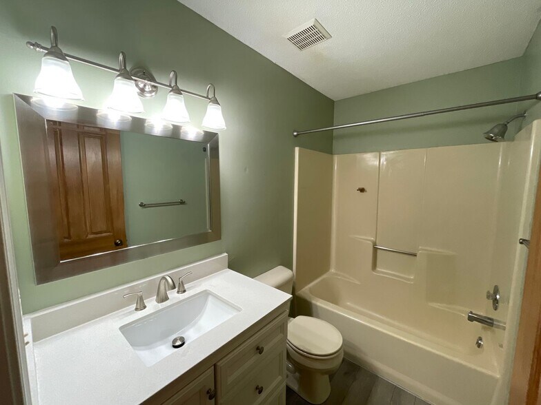 Building Photo - 9904 Mustang Dr