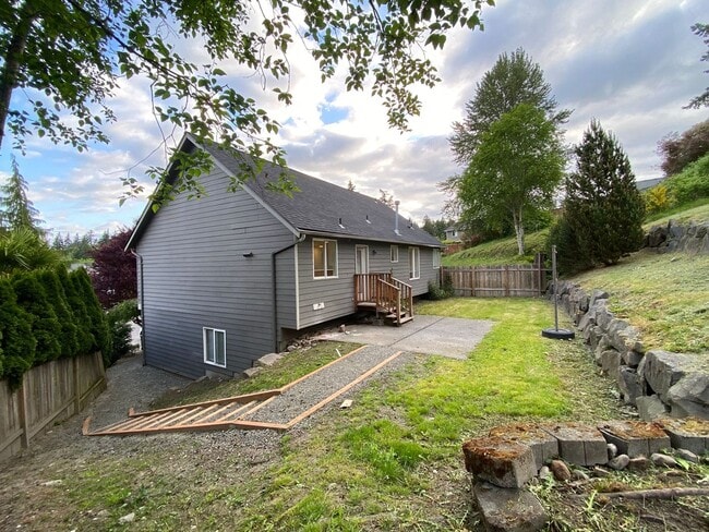 Building Photo - Stylish 4 Bedroom, 2 Bathroom Home with Gr...