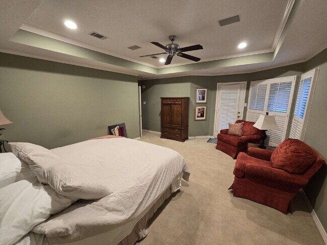 Building Photo - "Discover Spacious Comfort: 3-Bed, 2-Bath Gem on 77th Street (furnished)| Kingsgate