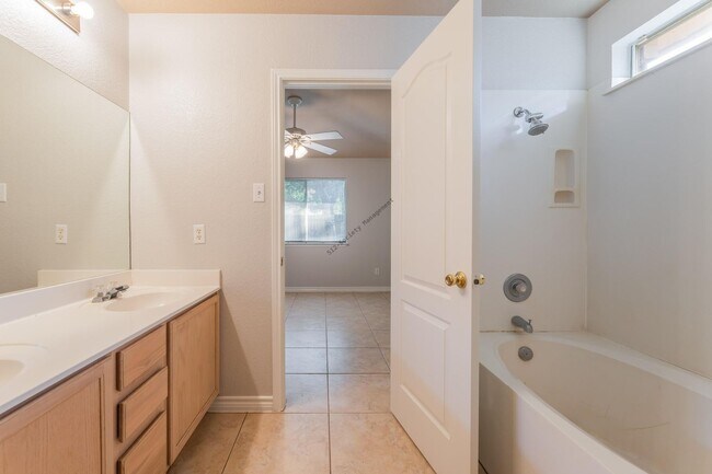 Building Photo - "Charming 3-Bedroom Home with 2 Full Baths in Pflugerville's Heart - 1315 Sq Ft of Comfort!"