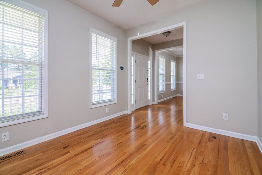 Building Photo - 512 Waterford Dr