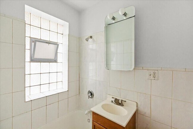Building Photo - 1 bedroom in Chicago IL 60657