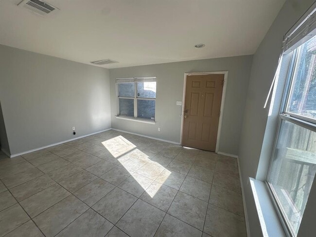 Building Photo - 102 Blanco Woods Blvd